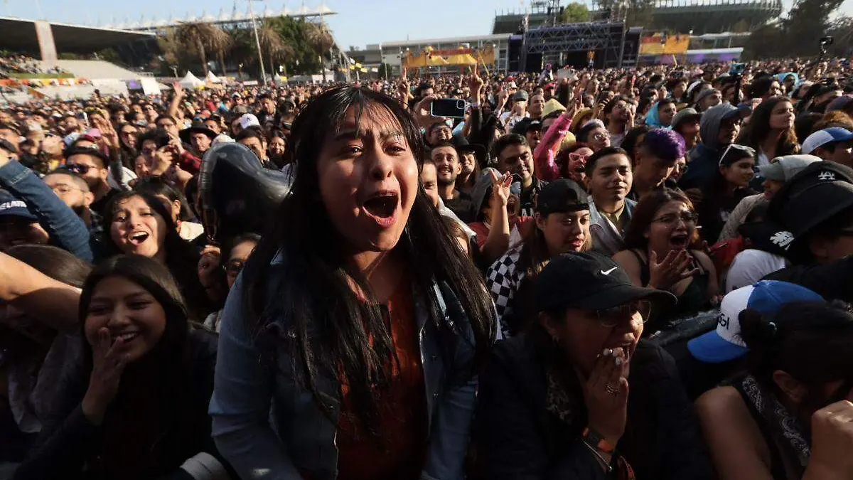 Vive Latino 2023 lluvia, cumbia y rock acompañan el segundo día del festival